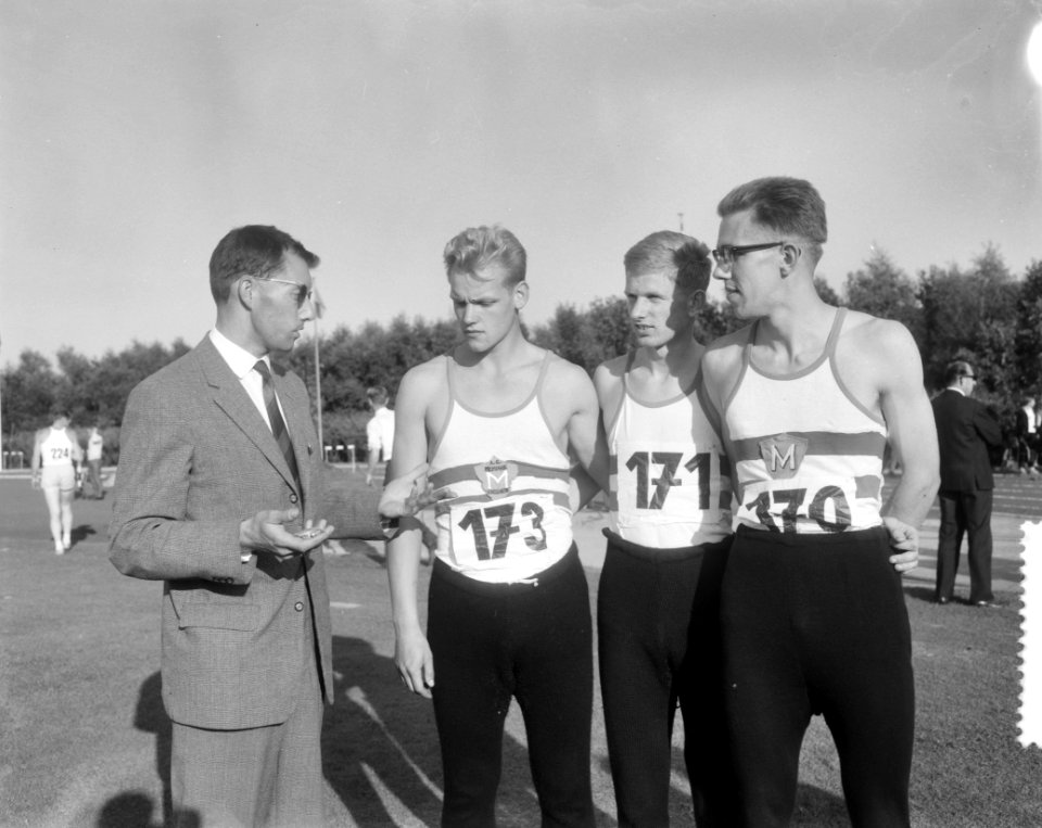 Nederlandse atletiek Beverwijk, trainer Spierenburg, T Veneboer , H Dost , Van, Bestanddeelnr 916-7964