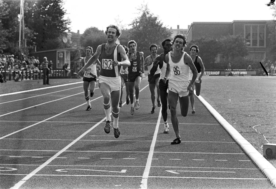 Nederlandse Atletiekkampioenschappen Den Haag , Eric van Amstel (links) wint ach, Bestanddeelnr 928-7401