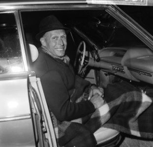 Nederlandse baanrenners naar San Sebastiaan , Jan Derksen in auto, Bestanddeelnr 918-1254