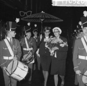 Nederlands Olympische ploeg terug aankomst Schiphol, links Gretha Kok en rechts , Bestanddeelnr 917-0520