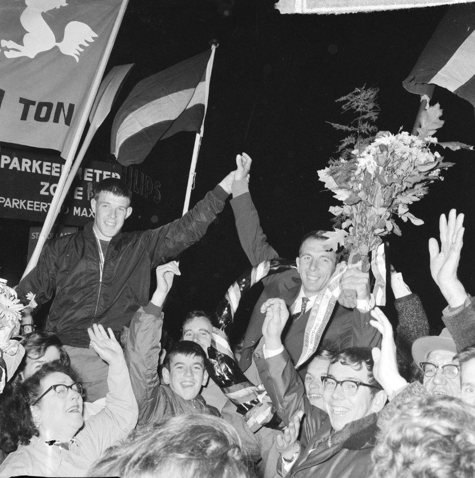 Nederlands Olympische ploeg terug aankomst Schiphol, op de schouders Geurts (l) , Bestanddeelnr 917-0524