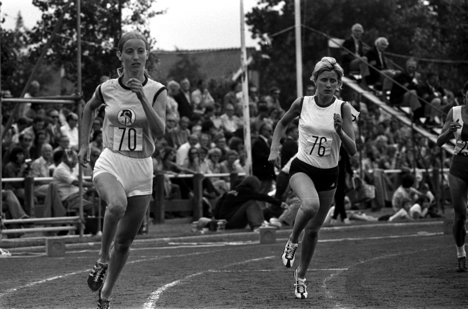 Nederlandse Atletiekkampioenschappen te Den Haag, Anneke de Lange (70) en rechts, Bestanddeelnr 926-5465