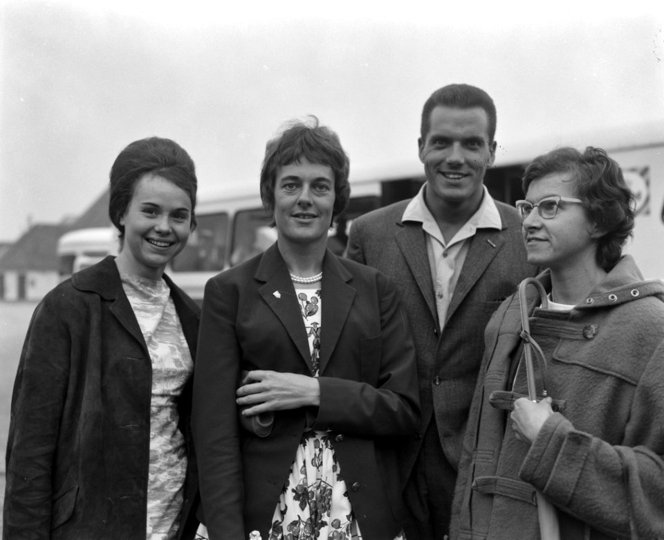 Nederlandse atletiekploeg terug uit Bergamo (Italie) vlnr Ria Hinken , Gerda, Bestanddeelnr 914-3370