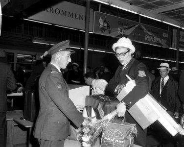 Nederlands Olympische ploeg terug aankomst Schiphol, Ada Kok bij de douane, Bestanddeelnr 917-0509