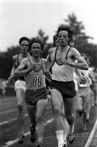 Nederlandse Atletiekkampioenschappen te Den Haag , Jos Hermens (rechts) en Piet , Bestanddeelnr 926-5471