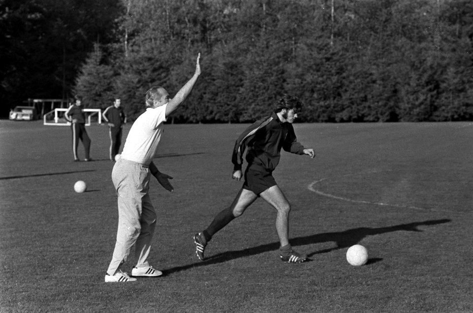 Nederlands elftal traint voor wedstrijd tegen DDR te Zeist nr 10A, trainer Fadr, Bestanddeelnr 925-0138