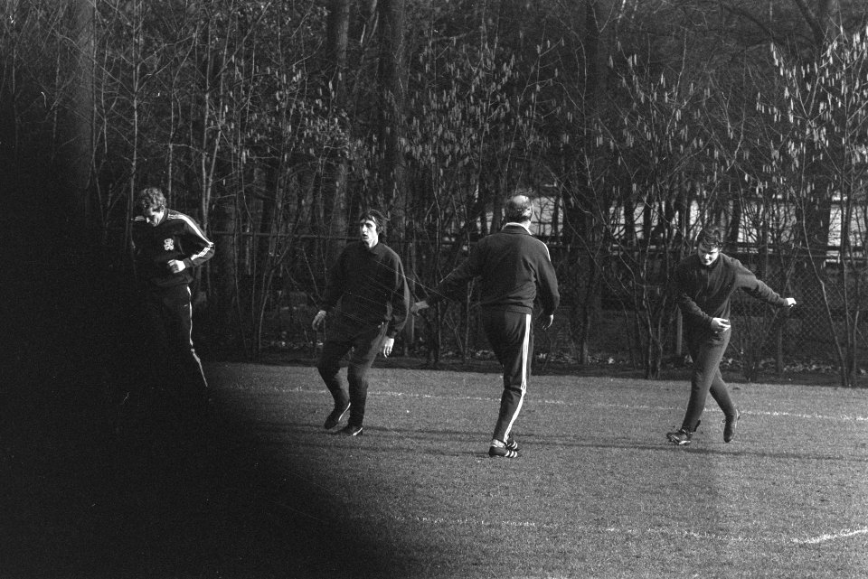 Nederlands elftal traint voor wedstrijd tegen Luxemburg, in Zeist, Bestanddeelnr 924-2914