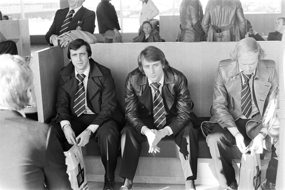 Nederlands elftal vanaf Schiphol naar Engeland vertrokken Cruijff, Bestanddeelnr 929-0197