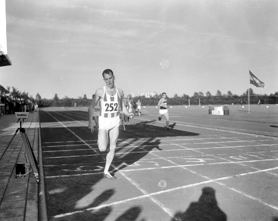 Nederlandse atletiekkampioenschappen in Groningen, Bob Heemskerk in actie op 200, Bestanddeelnr 918-0758