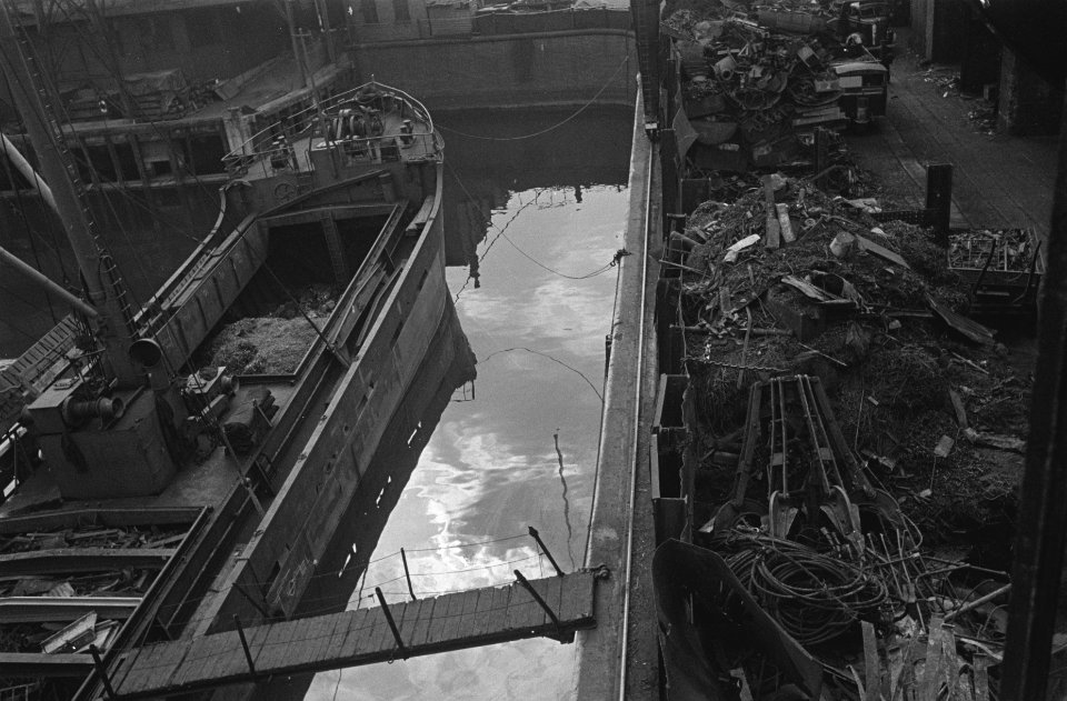 Nederlands koopvaardijschip wordt geladen met schroot, Bestanddeelnr 935-2822