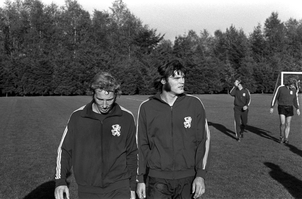 Nederlands elftal traint voor wedstrijd tegen DDR te Zeist (l) Jeuring, (r) Huls, Bestanddeelnr 925-0142