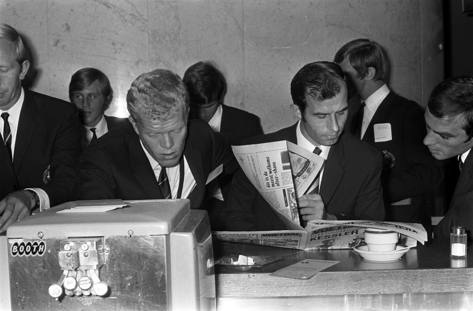 Nederlands elftal vertrekt naar Polen vanaf Schiphol v.l.n r, Groot, P. Romeijn, Bestanddeelnr 922-7589
