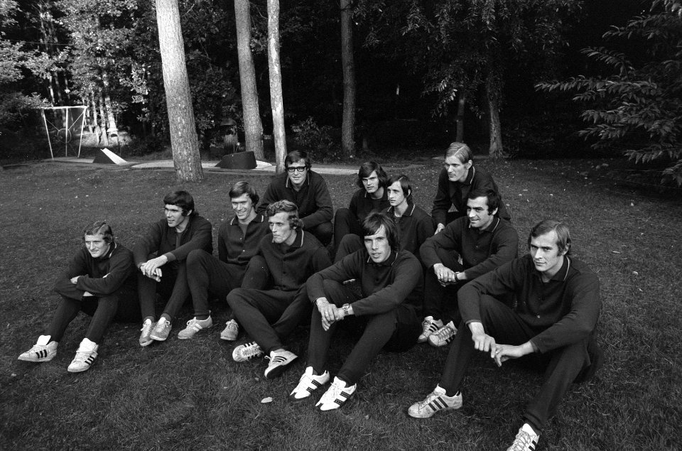 Nederlands elftal traint voor wedstrijd tegen DDR te Zeist het elftal, 1e rij v., Bestanddeelnr 925-0136