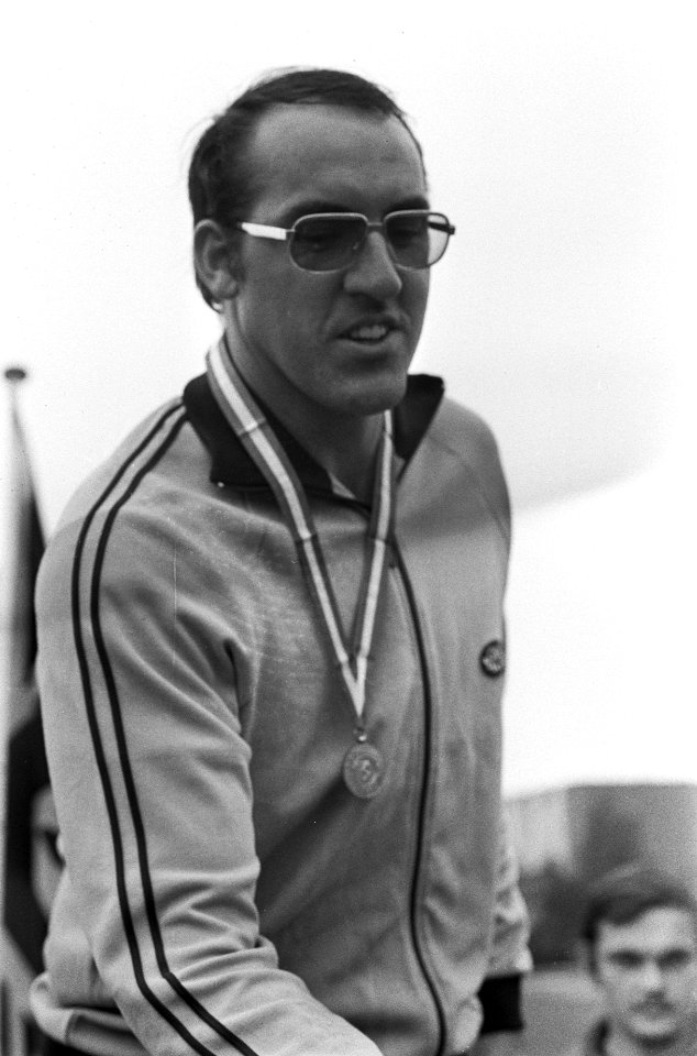 Nederlandse Atletiekkampioenschappen, nummer 33A Jos Hermes met medaille, Bestanddeelnr 926-5545
