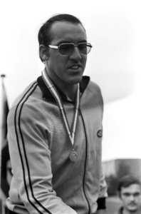 Nederlandse Atletiekkampioenschappen, nummer 33A Jos Hermes met medaille, Bestanddeelnr 926-5545