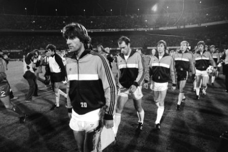 Nederlands elftal komt het veld op voorop Krol, Bestanddeelnr 931-7402
