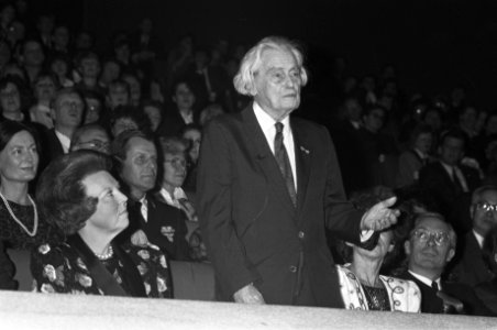 Nederlands filmregisseur Joris Ivens opent het festival, links Koningin Beatrix, Bestanddeelnr 934-3939