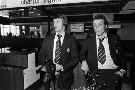 Nederlands Elftal vanaf Schiphol naar IJsland 11, 12, Rene (links) en Willy van, Bestanddeelnr 928-7669