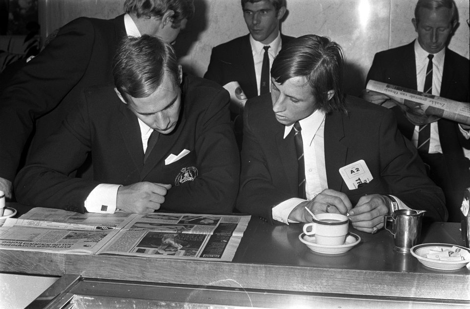 Nederlands elftal vertrekt naar Polen van Schiphol Van Beveren (l) en Cruijff l, Bestanddeelnr 922-7591