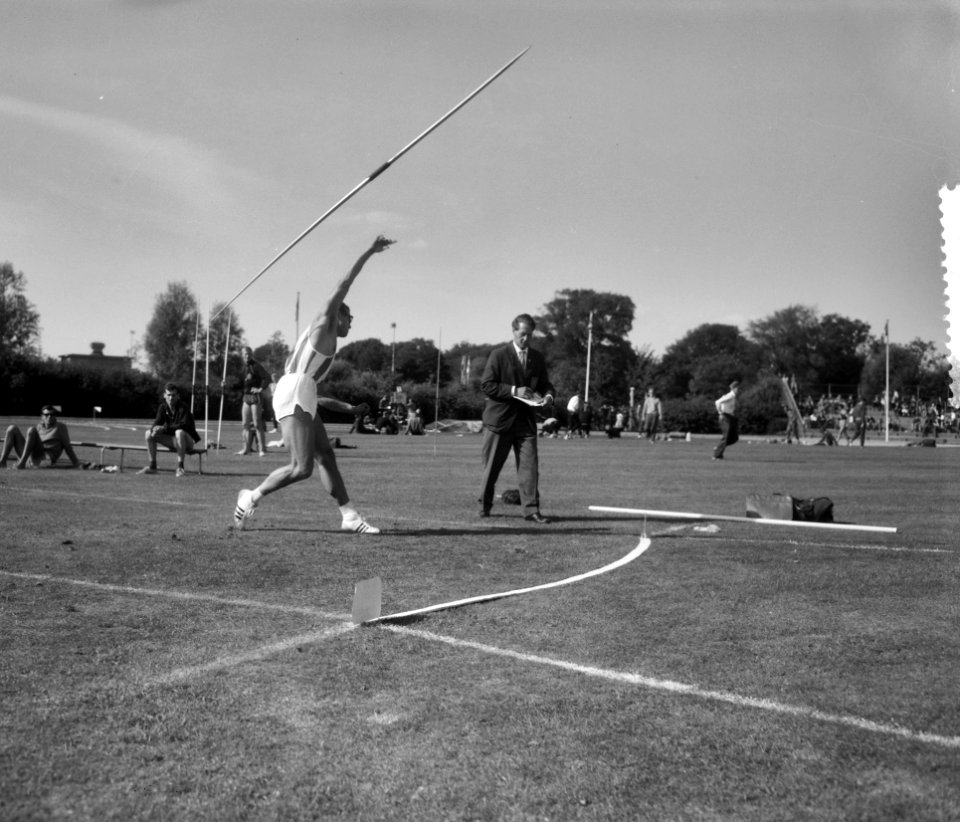 Nederlandse atletiek Beverwijk, Eef Kamerbeek (actie speerwerpen), Bestanddeelnr 916-7975