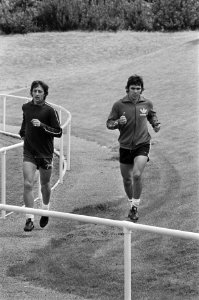 Nederlands elftal traint in Hiltrup Cruijff en Van Hanegem lopen rondje, Bestanddeelnr 927-2888
