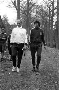 Nederlands elftal traint in Zeist, (l) Fadrhonc en (r) W van Hanegem wandelen, Bestanddeelnr 925-1459