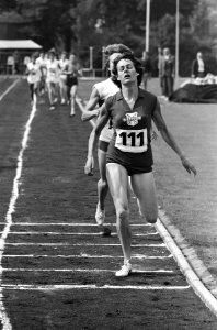 Nederlandse atletiek Beverwijk, finale 800 meter Gerda Kraan en Van Eyck Vos, Bestanddeelnr 916-7992