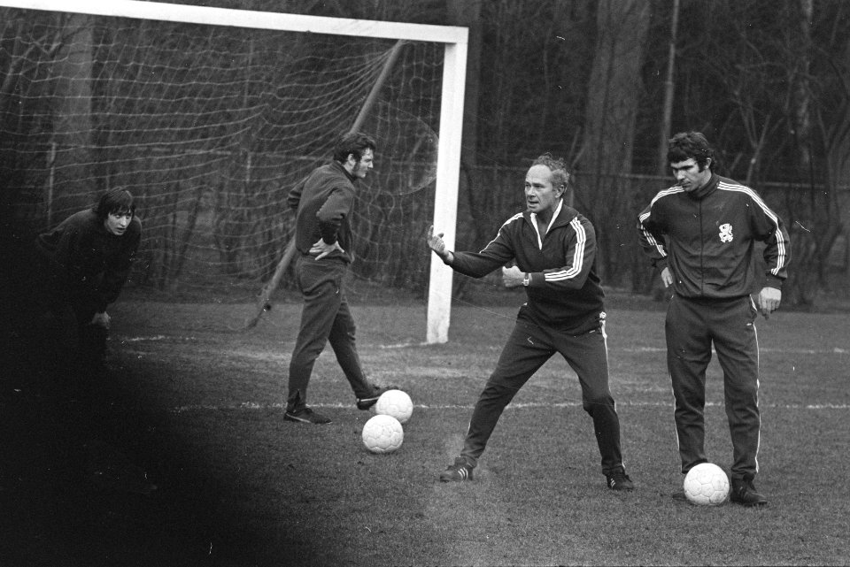 Nederlands elftal traint voor wedstrijd tegen Luxemburg, in Zeist trainer Fadrh, Bestanddeelnr 924-2913