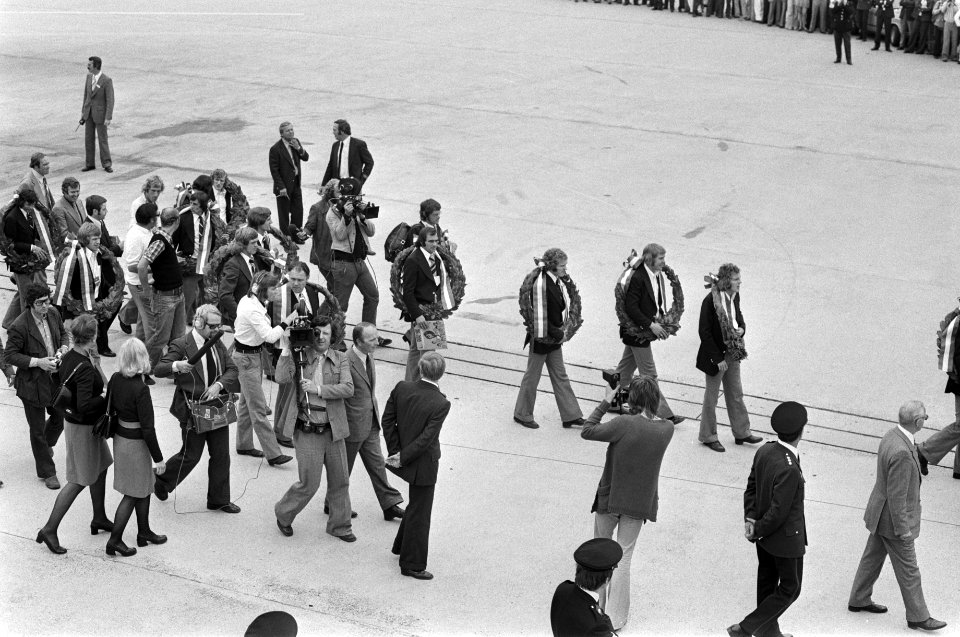 Nederlands elftal terug uit Munchen op Schiphol, spelers platform met kransen om, Bestanddeelnr 927-3137