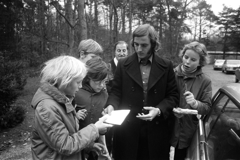 Nederlands elftalselectie traint in Zeist Johan Neeskens deelt handtekeningen u, Bestanddeelnr 927-5906