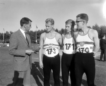 Nederlandse atletiek Beverwijk, trainer Spierenburg, T Veneboer , H Dost en A, Bestanddeelnr 916-7967