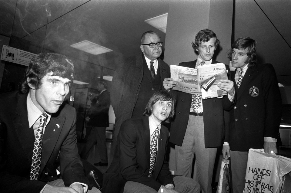 Nederlands elftal terug op Schiphol uit Griekenland nr Hulshoff met zoon en vr, Bestanddeelnr 925-3922