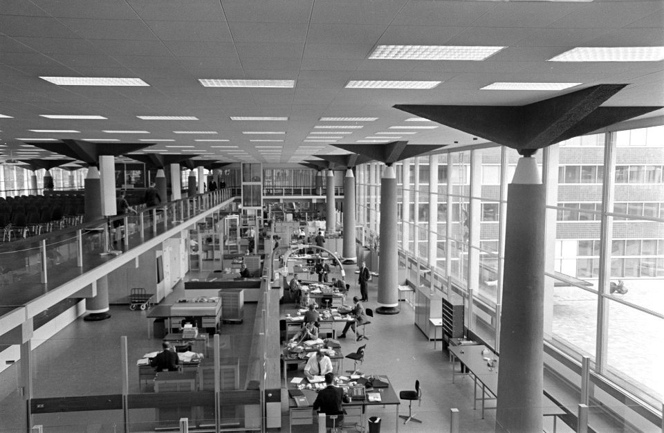 Nederlandse Bank, direkteur bank professor J. Zijlstra . Interieur Nederlandse B, Bestanddeelnr 921-3223