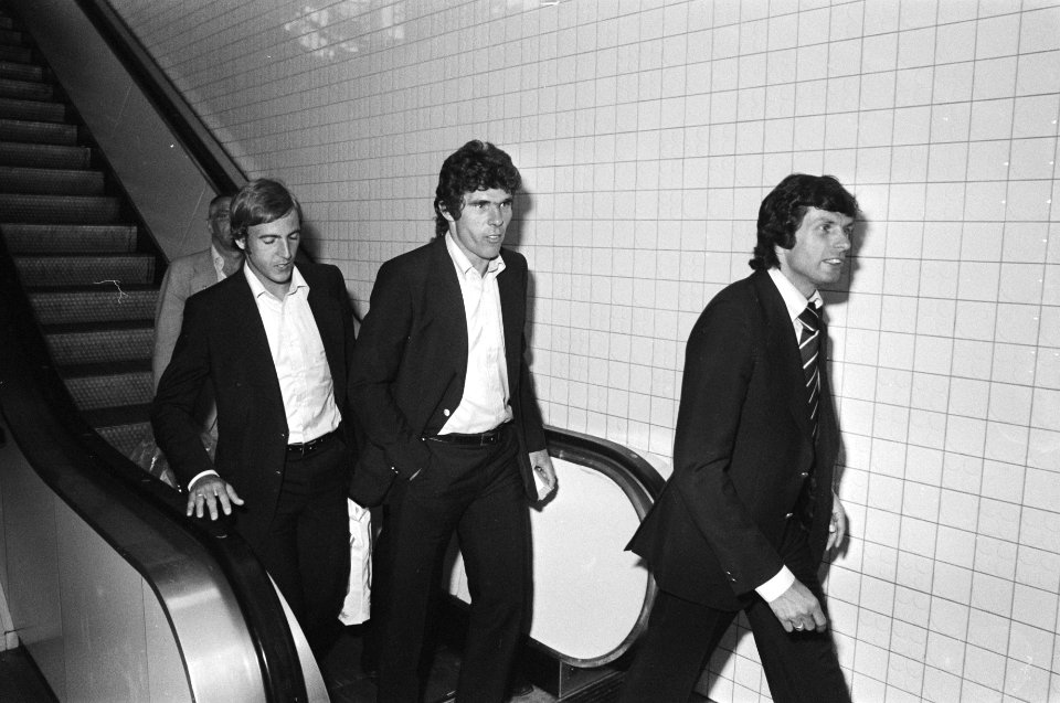 Nederlands elftal terug uit Joegoslavie, Van Hanegem en Neeskens op Schiphol, Bestanddeelnr 928-6535