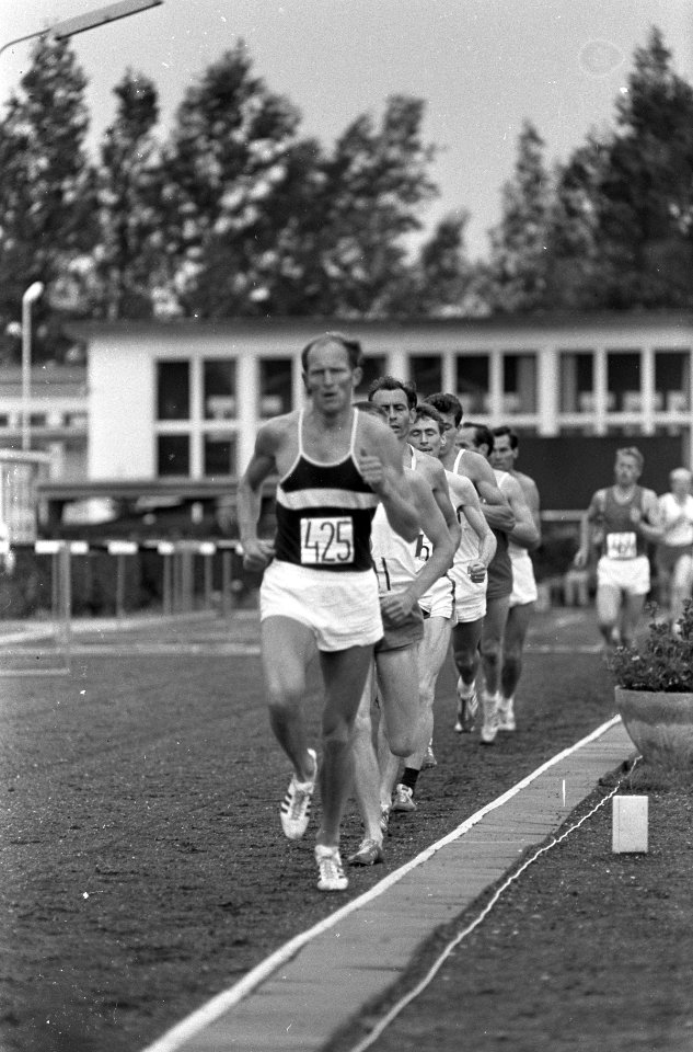 Nederlandse Atletiekkampioenschappen Rotterdam. Nummer 4.5 10km voorop Ad Steyle, Bestanddeelnr 920-5973
