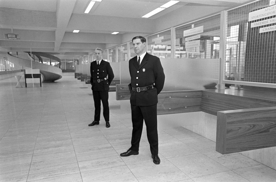 Nederlandse Bank, direkteur bank professor J. Zijlstra . Interieur Nederlandse B, Bestanddeelnr 921-3225