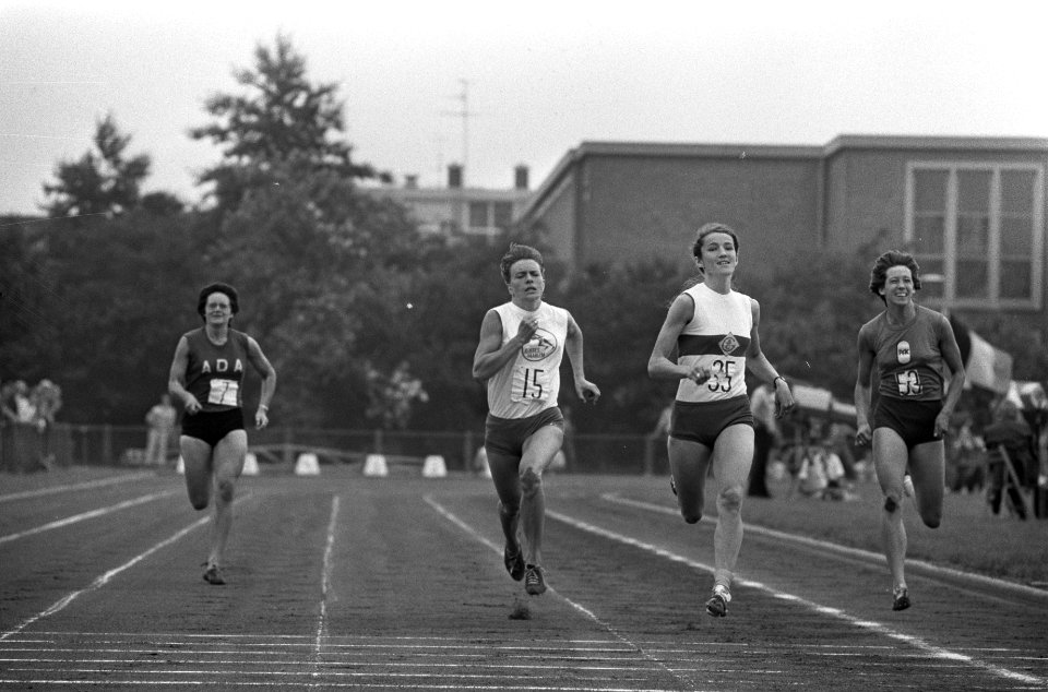 Nederlandse Atletiekkampioenschappen te Den Haag , finish 200 meter winnares Tru, Bestanddeelnr 926-5470