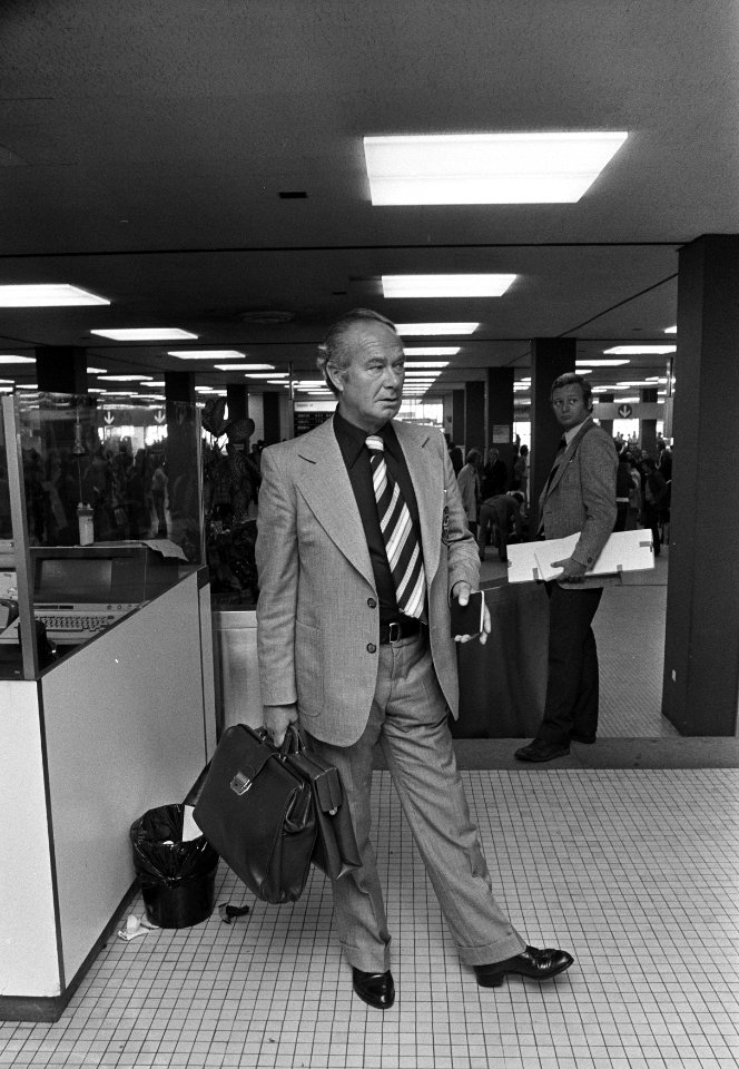 Nederlands elftal terug uit Noorwegen, trainer Fadrhonc op Schiphol, Bestanddeelnr 926-6794