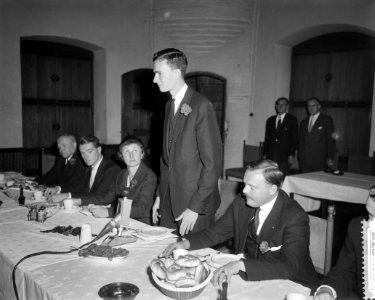 Nederlandse studenten bieden lunch aan de leden van de Tweede-Kamer in de Rolzaa, Bestanddeelnr 911-6843