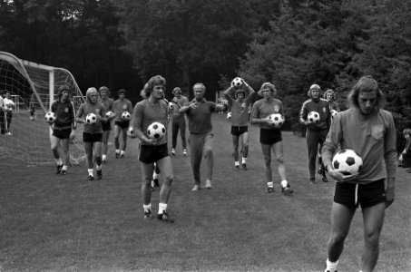 Nederlands elftal traint in Zeist, G. Mühren , Brokamp, Haan, Suurbier, Krol, Va, Bestanddeelnr 926-6211