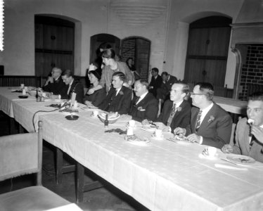 Nederlandse studenten bieden lunch aan de leden van de Tweede-Kamer in de Rolzaa, Bestanddeelnr 911-6839