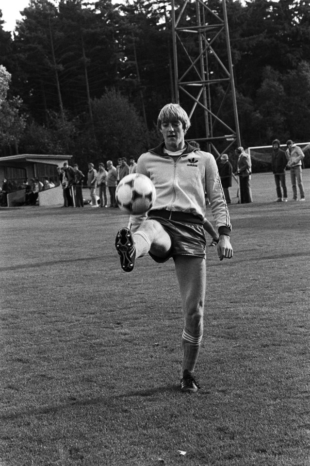 Nederlands elftal trainde vanmiddag in Zeist i.v.m. interland tegen West-Duitsla, Bestanddeelnr 931-0735