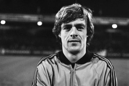 Nederlands elftal tegen team buitenland 1-0, nr 3 scheidsrechters, nr 4 Rep (k, Bestanddeelnr 929-5431