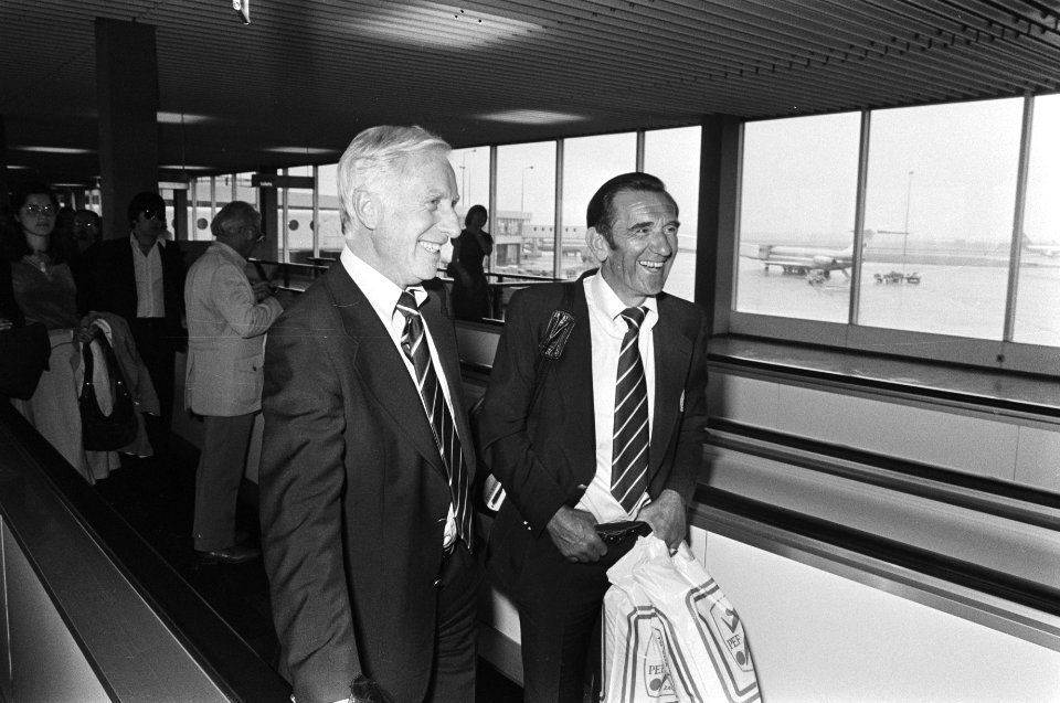 Nederlands elftal terug uit Joegoslavië, Stoop (links) en Knobel op Schiphol, Bestanddeelnr 928-6534