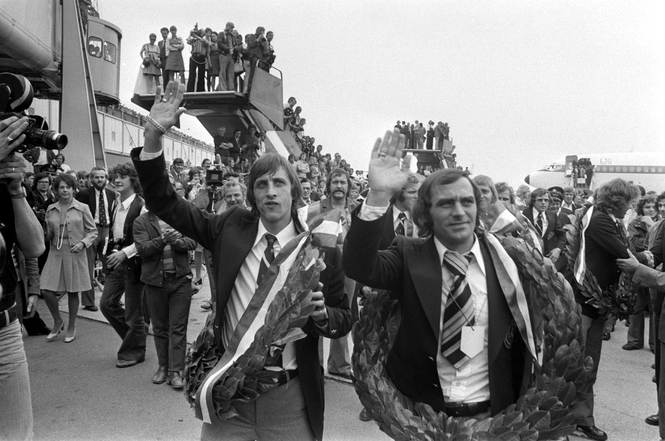 Nederlands elftal terug uit Munchen op Schiphol, Cruijff e Strik met kransen om,, Bestanddeelnr 927-3132