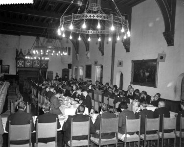 Nederlandse studenten bieden lunch aan de leden van de Tweede-Kamer in de Rolzaa, Bestanddeelnr 911-6840