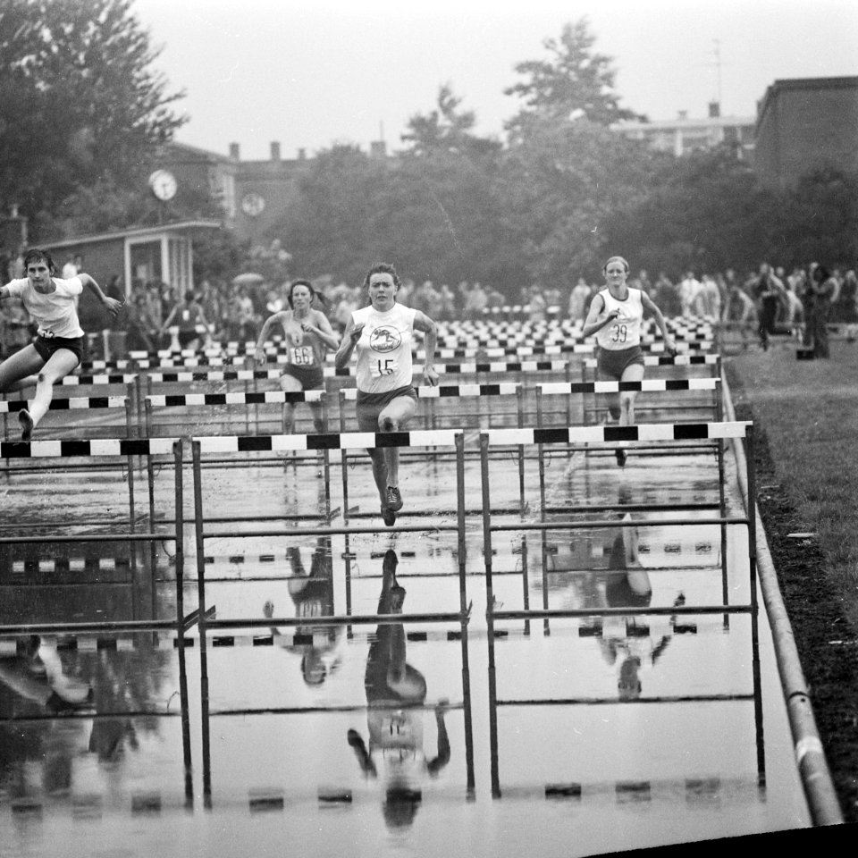 Nederlandse Atletiekkampioenschappen te Den Haag in de regen, Mieke van Wissen-S, Bestanddeelnr 926-5476