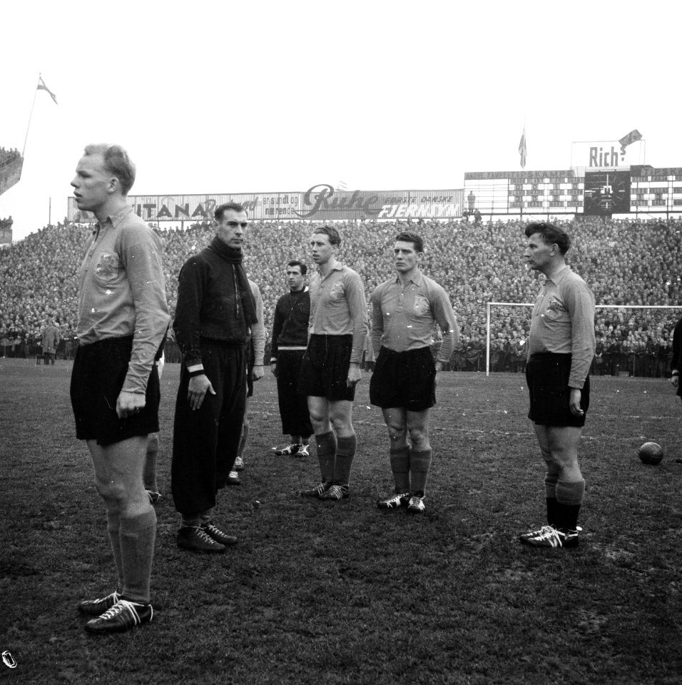 Nederlandse spelers staan in de houding (minuut stilte), Bestanddeelnr 908-1244