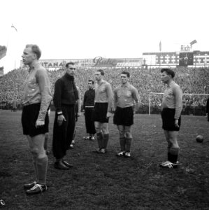 Nederlandse spelers staan in de houding (minuut stilte), Bestanddeelnr 908-1244