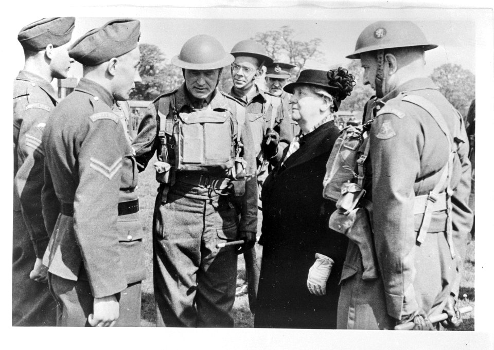 Nederlandse soldaten in training, koningin Wilhelmina in gesprek met manschappen, Bestanddeelnr 934-9550